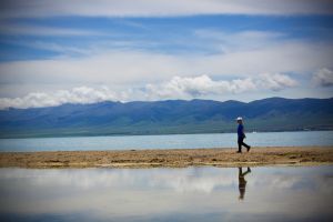 倒映着蓝天，倒映着青海湖